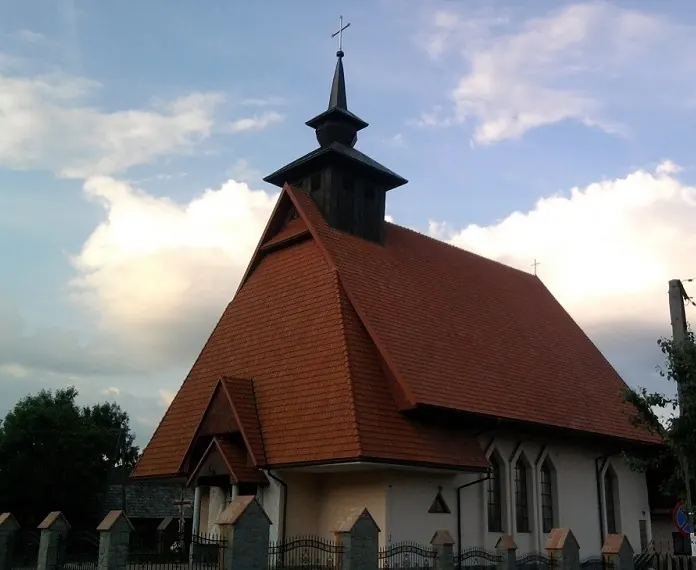 Kościół św. Faustyny w Naprawie z ceglastym dachem i wieżyczką